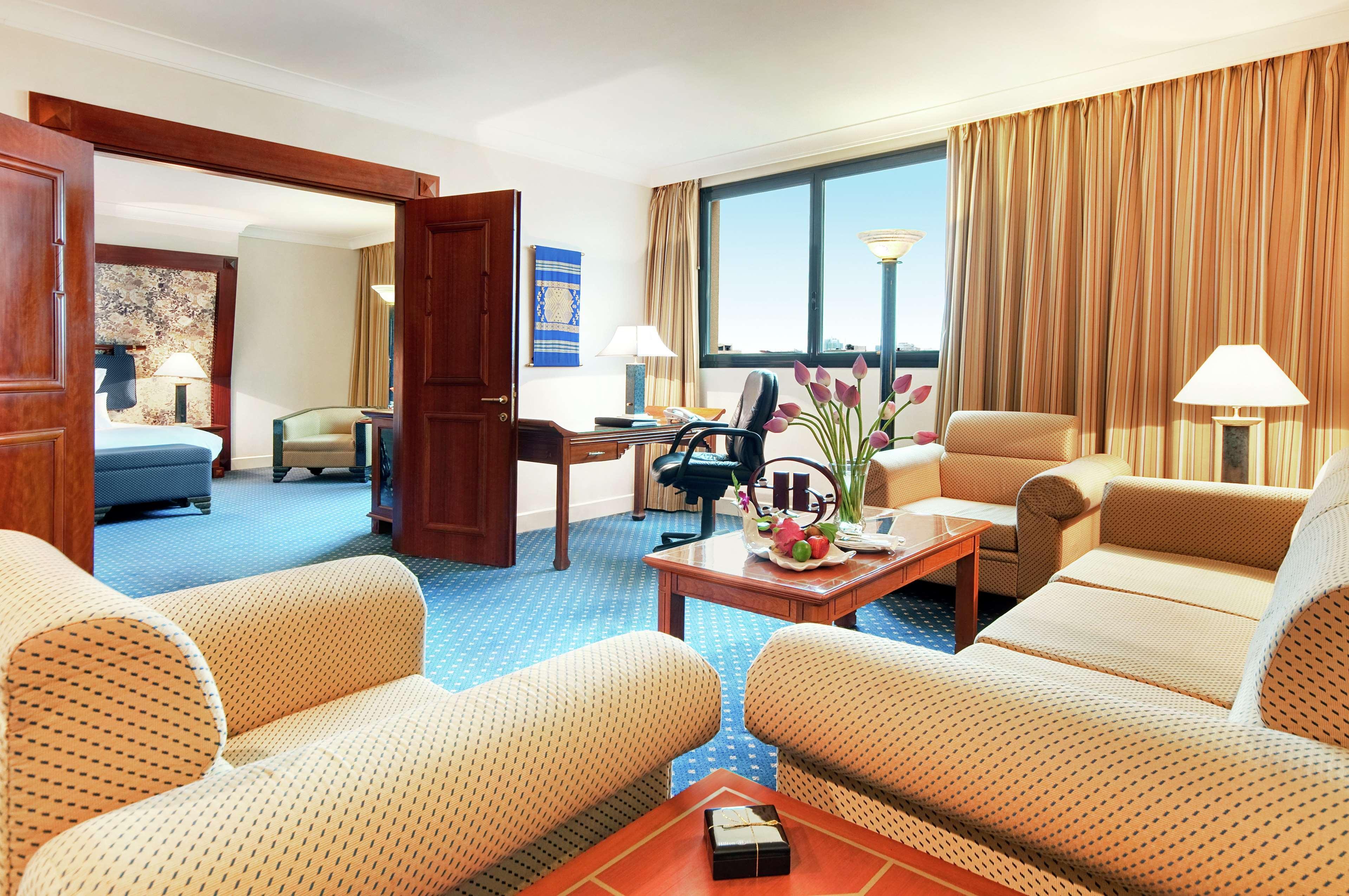 Hilton Hanoi Opera Exterior foto