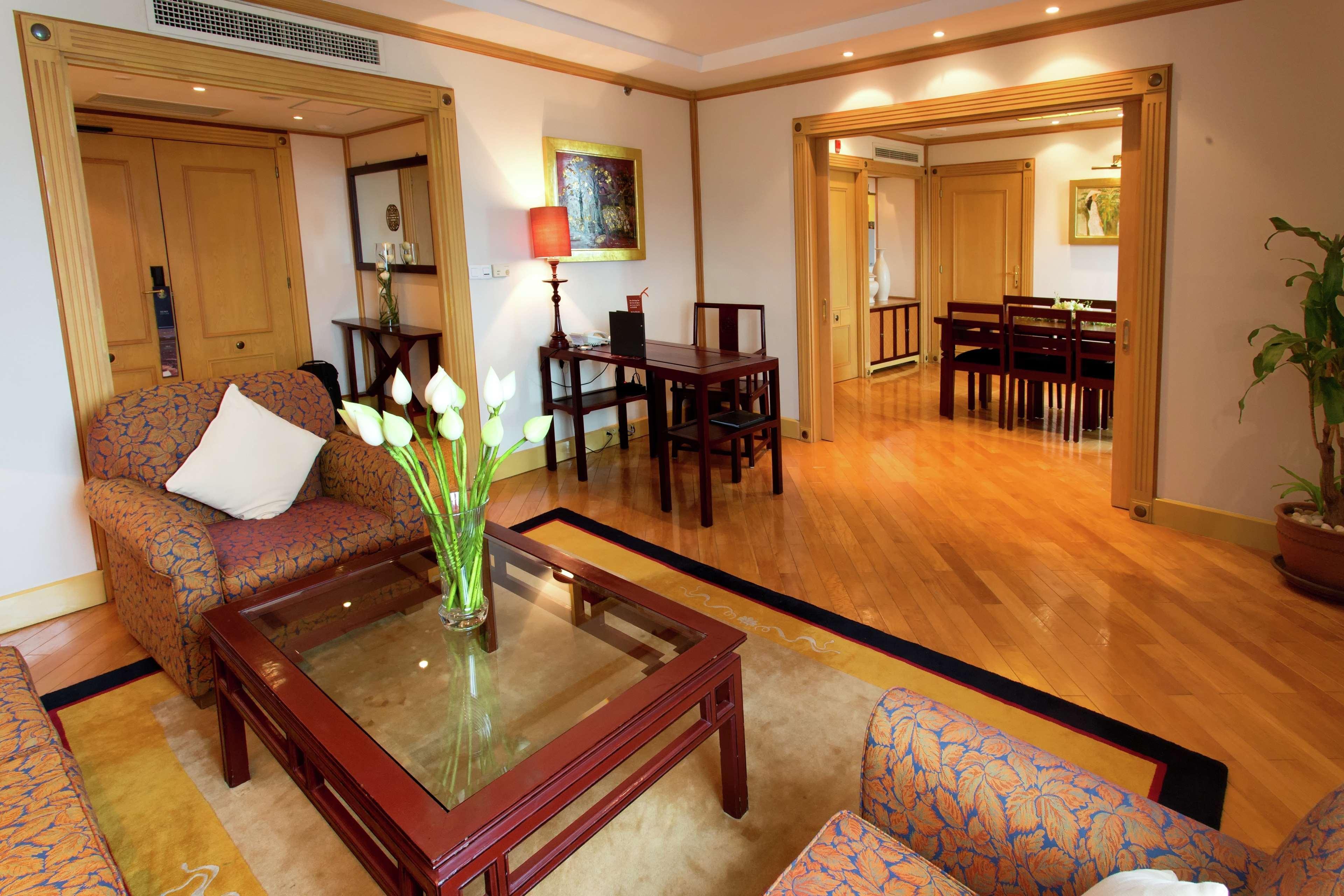 Hilton Hanoi Opera Exterior foto